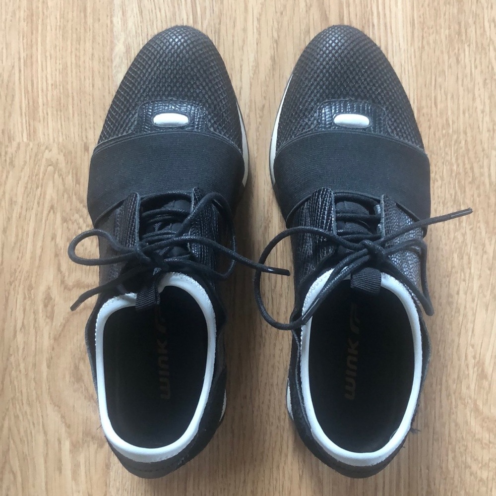 Wink Size 7 Black with white accents sneakers